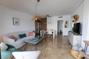 salon z kanapą i stołem w obiekcie Penthouse in Estepona - Malaga w mieście Estepona