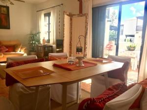 - une salle à manger avec une table et des chaises en bois dans l'établissement Duplex 3 dormitorios con parking privado, à Costa Teguise