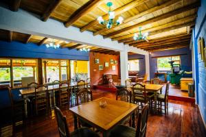 a restaurant with tables and chairs in a room at Hosteria Cananvalle in Ibarra