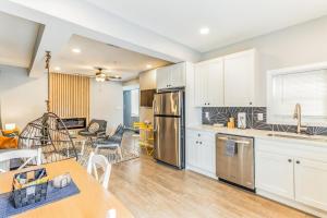 Кухня або міні-кухня у Shops, Dave and Busters and Convention Center across street! U1
