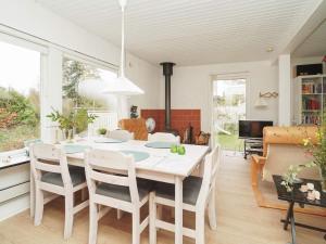 Højbyにある6 person holiday home in Nyk bing Sjのキッチン、ダイニングルーム(テーブル、椅子付)