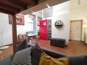 sala de estar con sofá y armario rojo en La Dimora Dante, en Roma
