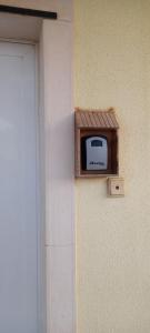 einen Toaster an der Wand in der Unterkunft Sailor´s House in Carvoeira