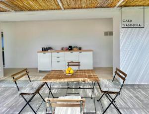 Casa Nannina - Seaview Terrace with Jacuzzi in Capri في كابري: طاولة عليها كرسيين و صحن فاكهة