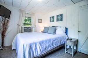 a bedroom with a bed and a television in it at Sea View Motel in Ogunquit +126 photos