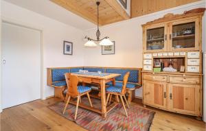 ein Esszimmer mit einem Tisch und Stühlen in der Unterkunft Awesome Home In Strem With 1 Bedrooms And Wifi in Strem