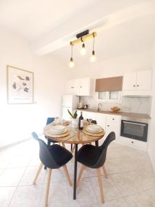 Kuchyň nebo kuchyňský kout v ubytování Manolia Apartments