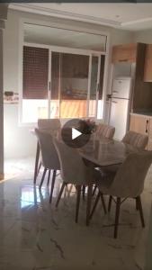 een eettafel en stoelen in een keuken bij My house 3 in Nador