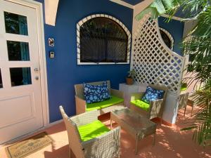 een patio met rieten stoelen en een tafel bij Casa Maiana in Sámara