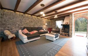 un soggiorno con divano e muro di mattoni di 2 Bedroom Gorgeous Home In Poljane a Ružići