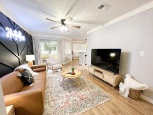 Μια τηλεόραση ή/και κέντρο ψυχαγωγίας στο The Cozy Bohemian in Mid-City!