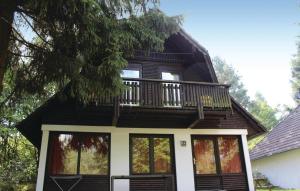 une maison avec un balcon au-dessus dans l'établissement Ferienhaus 22 In Frankenau, à Frankenau