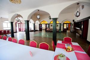 jadalnia ze stołem i krzesłami oraz pokój w obiekcie Marysieńka w mieście Kwatoniów
