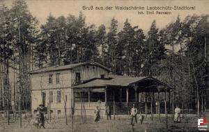 een oude zwart-witte foto van een gebouw bij Marysieńka in Kwatoniów