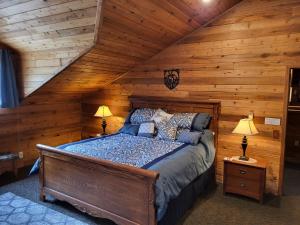 a bedroom with a bed in a log cabin at Hidden Bear Retreat Center in Clark Fork