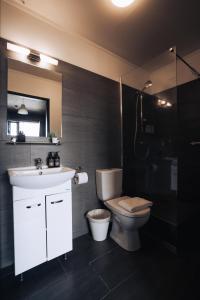Koupelna v ubytování Brim Hotel