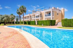 uma piscina em frente a uma casa em Luxury Apt, Beach, Pool open 365 days, Near Javea & Denia em El Verger
