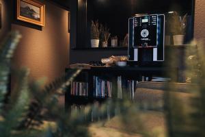 Příslušenství pro přípravu čaje a kávy v ubytování Brim Hotel
