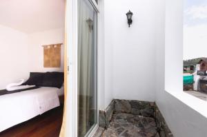 Postel nebo postele na pokoji v ubytování HOSTAL DEL RÍO