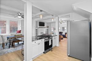 een keuken met een koelkast en een eetkamer bij Charming 3-Bedroom Home Near Downtown Free Parking in Pittsburgh