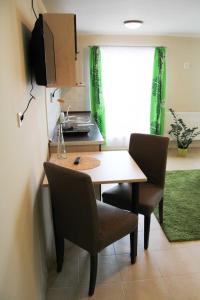 Írisz Apartmanház的厨房或小厨房