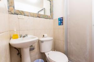 Koupelna v ubytování HOSTAL DEL RÍO + 21 fotografií
