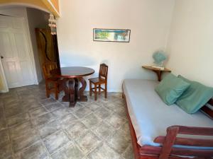 a room with a bed and a table and chairs at Casa Maiana in Sámara