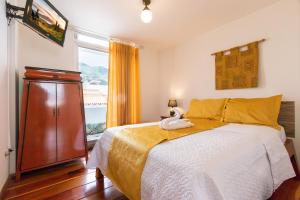 Postel nebo postele na pokoji v ubytování HOSTAL DEL RÍO