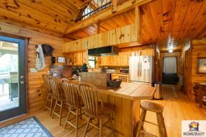 een keuken met een aanrecht en stoelen in een huisje bij 3BR Cabin On the White River with Boat Launch - Great Fishing - CCWC in Mountain View