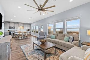 una sala de estar con un sofá y una mesa en Beachfront oasis! Hot tub, gameroom, double deck!!, en Bolivar Peninsula