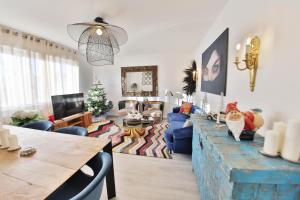 塞勒斯塔的住宿－La Maison de Jeanne，客厅配有蓝色的沙发和桌子