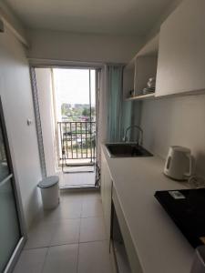 Η κουζίνα ή μικρή κουζίνα στο Baan Peang Ploen Hill View 7th floor