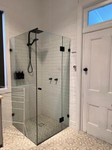 um chuveiro com uma porta de vidro na casa de banho em The Muddy Duck em Harden