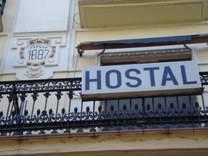 una señal de hospital en un balcón de un edificio en Hostal Central Zaragoza, en Zaragoza