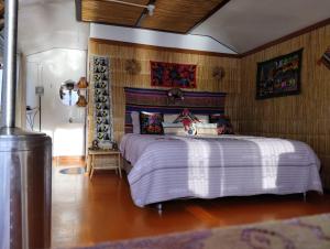 เตียงในห้องที่ Uros TITIKAKA the Best lodge