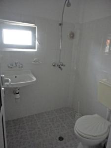 スヴェティ・ヴラスにあるGuest Rooms Casa Lubaの白いバスルーム(トイレ、シンク付)