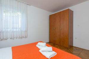 sypialnia z łóżkiem z ręcznikami w obiekcie Apartment Medulin 2274d w Medulinie