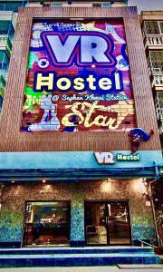 een gebouw met een vr hostel bord erop bij VR hostel สะพานควาย in Bang Su