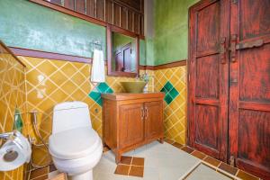 La salle de bains est pourvue de toilettes et d'un lavabo. dans l'établissement มนต์เมืองเชียงใหม่ รีสอร์ต Monmuang Chiangmai Resort, à Hang Dong