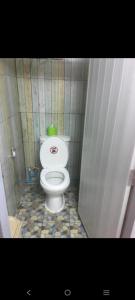 małą łazienkę z toaletą w kabinie w obiekcie VR hostel สะพานควาย w mieście Bang Su