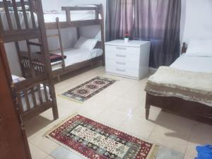מיטה או מיטות קומותיים בחדר ב-Hostel Split Rock