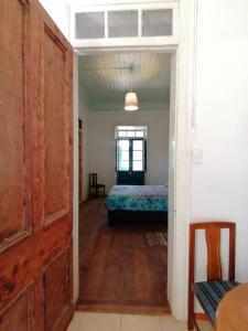 Departamento Independiente en Casa Patrimonial في فيكوينا: غرفة نوم فيها سرير