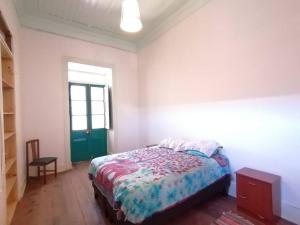 1 dormitorio con cama y puerta verde en Departamento Independiente en Casa Patrimonial, en Vicuña