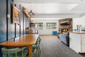 a dining room and living room with a table and chairs at 04- Kodiak Bear At Village Suites Inn in Big Bear Lake