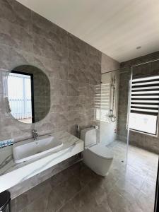 La salle de bains est pourvue d'une baignoire, de toilettes et d'un lavabo. dans l'établissement Memory Inn Dalat, à Đà Lạt