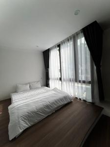 um quarto com uma cama grande e uma janela grande em Memory Inn Dalat em Da Lat