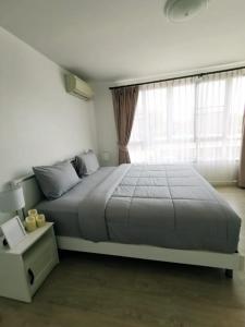 Un dormitorio con una cama grande y una ventana en Luxury 2 bedrooms condo in Kho Takiab, en Hua Hin