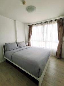 Un dormitorio con una cama grande y una ventana en Luxury 2 bedrooms condo in Kho Takiab, en Hua Hin