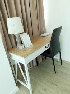 a white desk with a lamp and a chair at Luxury 2 bedrooms condo in Kho Takiab in Hua Hin