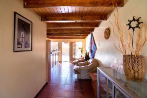 サン・ペドロ・デ・アタカマにあるInti & Killa Hostalのソファーとテーブルのある家の廊下